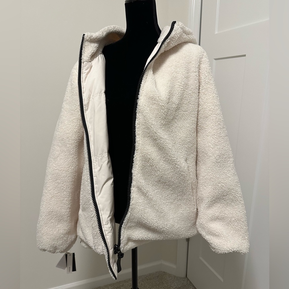 NWT Women’s Ugg Reversible White Sherpa Puffer Jacket